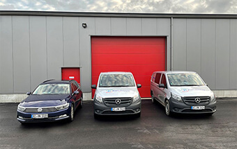 Thumbnail von drei Fahrzeugen, die vor der Halle des neuen Standorts in Eschweiler stehen