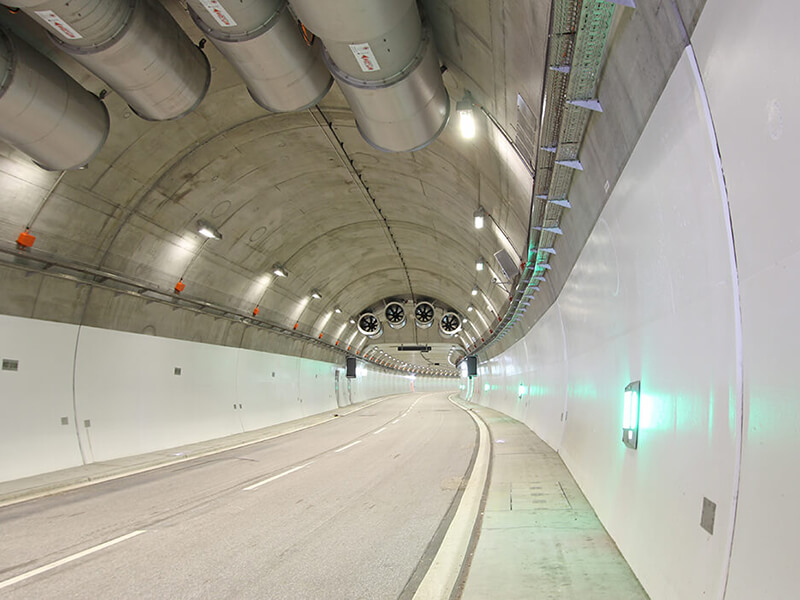 Tunnelröhre für den Straßenverkehr kurz vor der Eröffnung