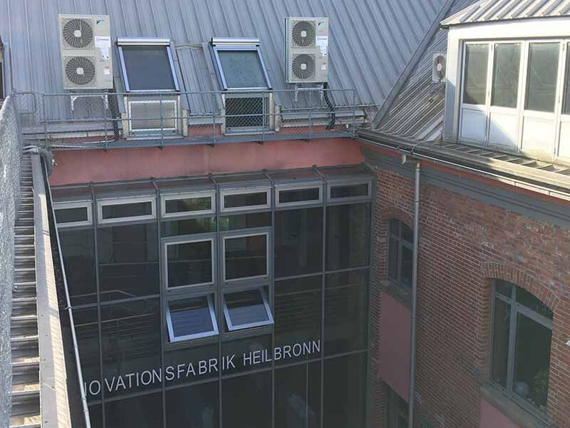 Klimaaußengeräte auf dem Dach der Innovationsfabrik Heilbronn