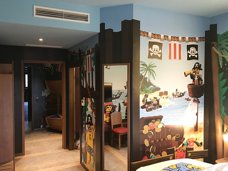 Detailbild aus einem der klimatisierten Zimmer im Legoland in Günzburg