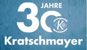 Jubiläumslogo von Kratschmayer auf mittelblauem Hintergrund