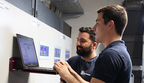 mitarbeiter von kratschmayer mietlösungen richten die gebäudetechnik ein