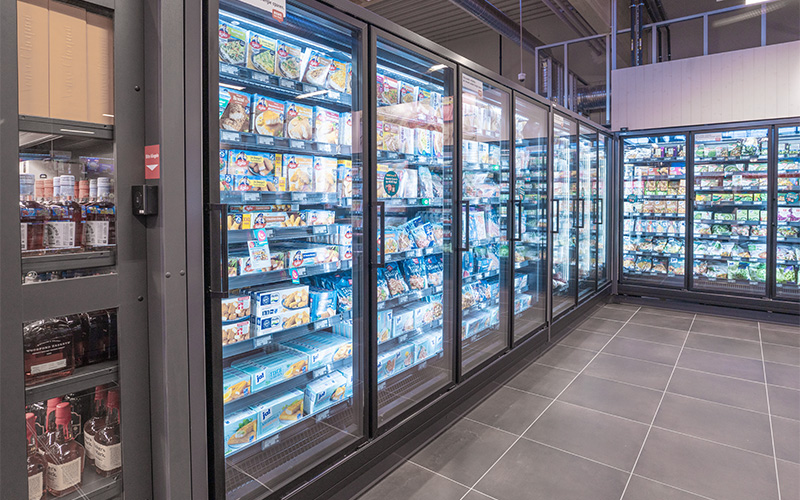 tiefkühlregale in einem supermarkt